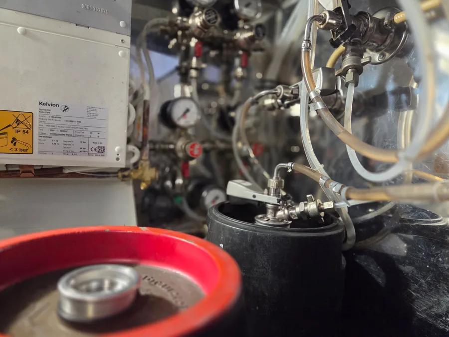 Keg cooling with pressure system