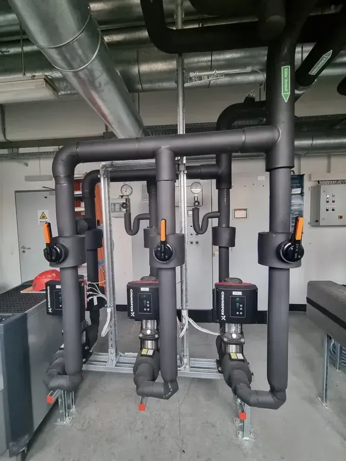 Chilled water network with pump station