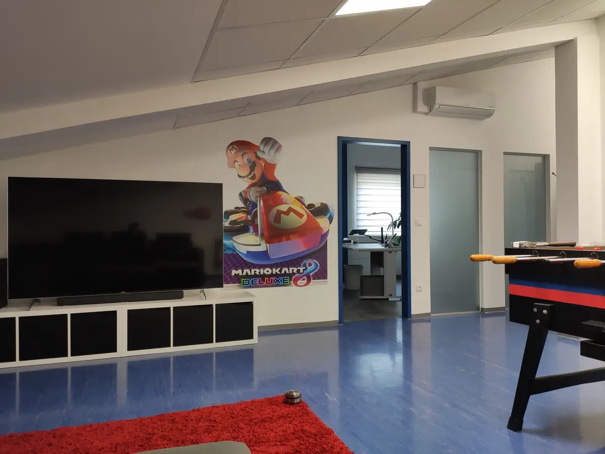 Wall-mounted air conditioner installed in a lounge