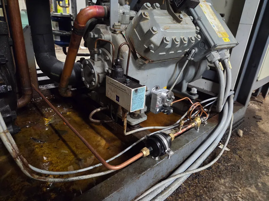 Oil level regulator retrofit on a compressor