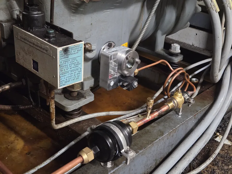 Oil level regulator retrofit (detail)