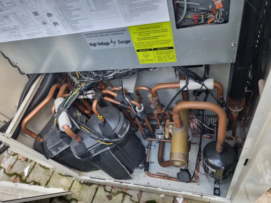 Chiller maintenance during operation