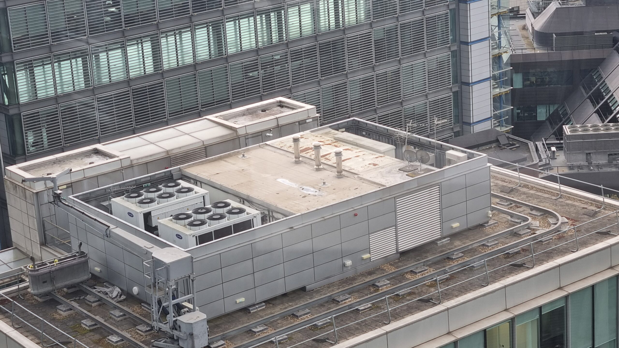 Mehrere Klimaanlagen und Rückkühler auf dem Dach eines großen Gebäudes in London